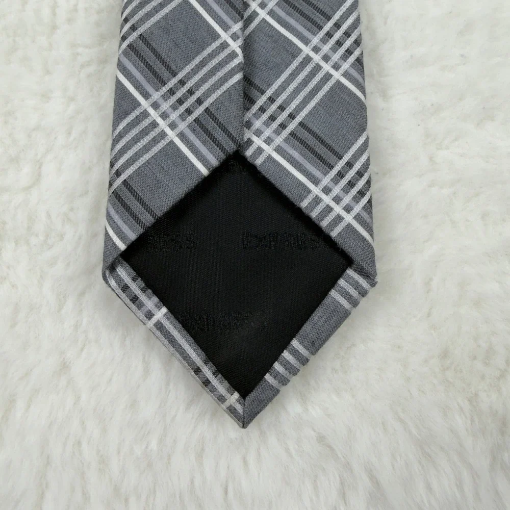 Express necktie features